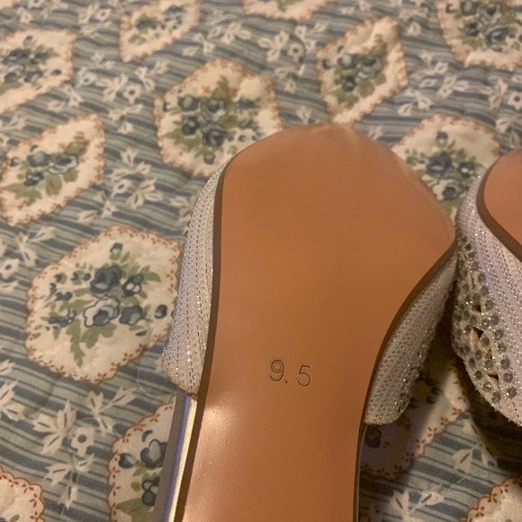 Size 9.5 ivory wedding shoes Never worn - Picture 5 of 5